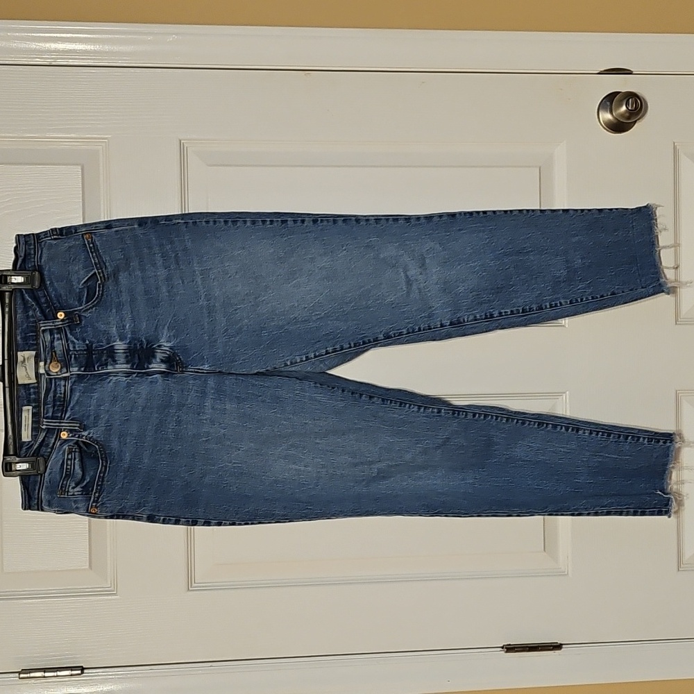 Universal Thread Women's Straight Leg Jeans in Medium Blue Wash